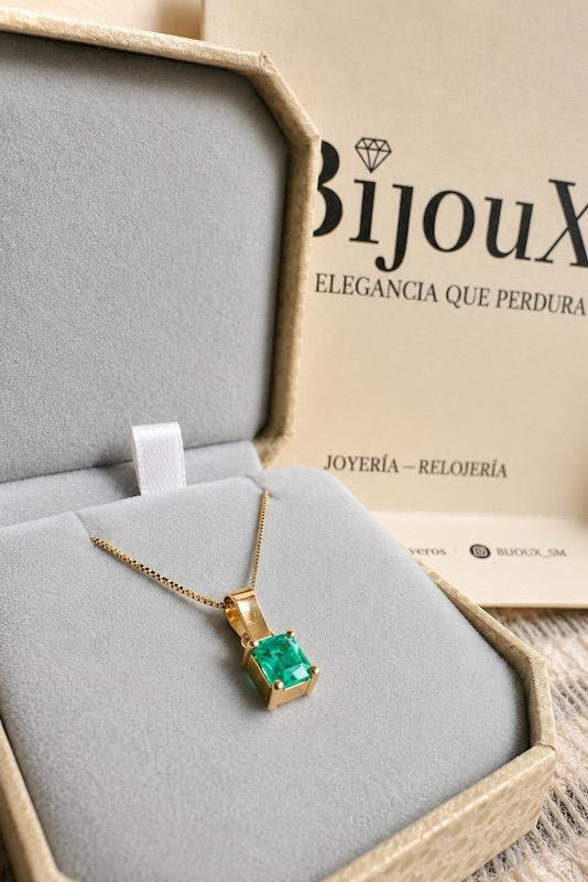 Dije Oro 18K Esmeralda Cuadrada